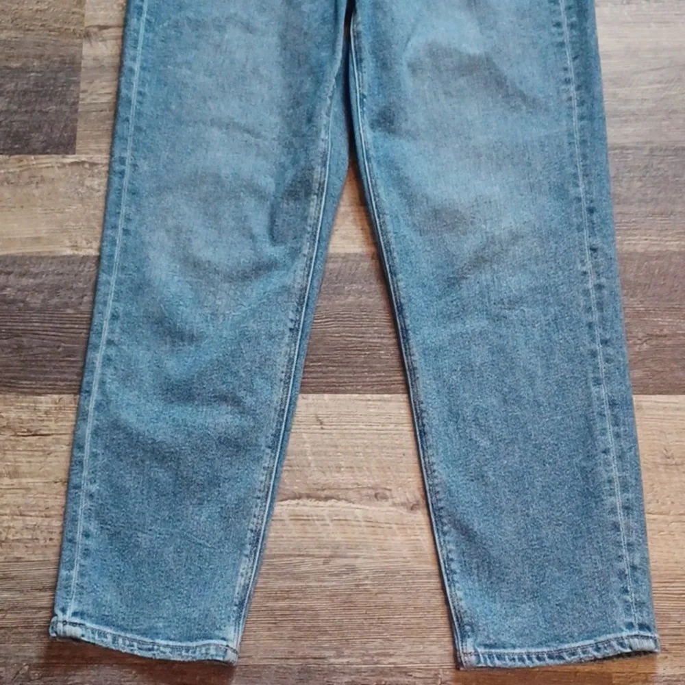 American Eagle Mom Straight Jean - Picture 4 of 9